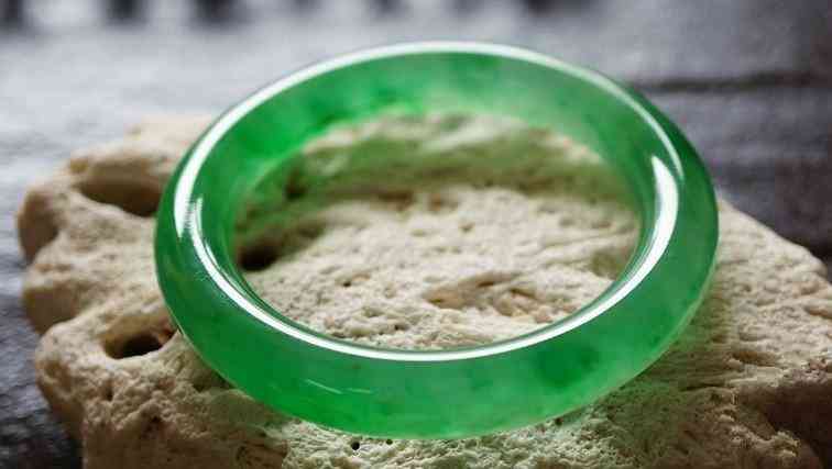 女人戴翡翠手鐲有什么好處(長(zhǎng)期戴翡翠的七大好處和功效)插圖1