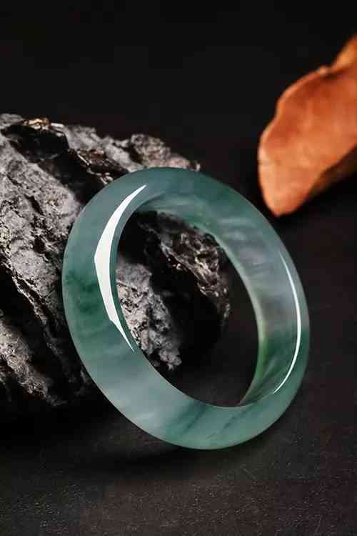 女人戴翡翠手鐲有什么好處(長(zhǎng)期戴翡翠的七大好處和功效)插圖2