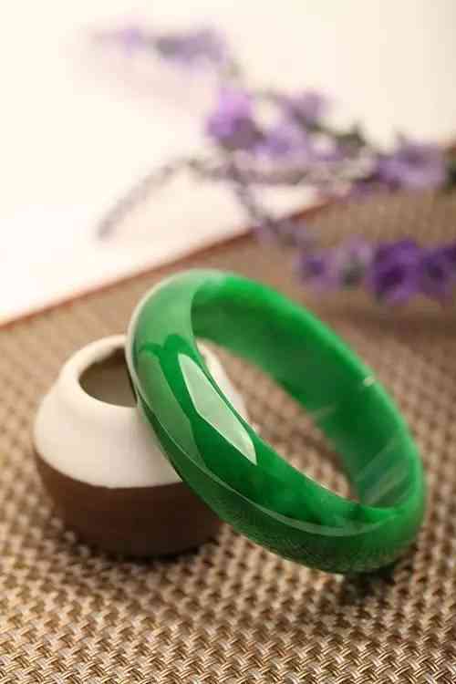 女人戴翡翠手鐲有什么好處(長(zhǎng)期戴翡翠的七大好處和功效)插圖3