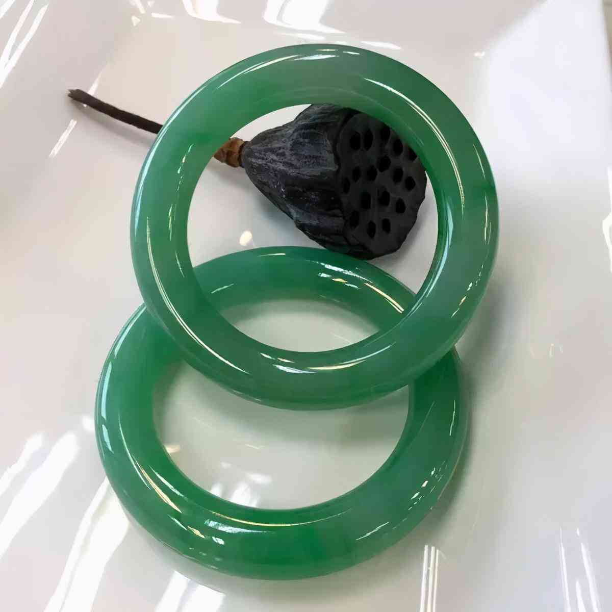 女人戴翡翠手鐲有什么好處(長(zhǎng)期戴翡翠的七大好處和功效)插圖5