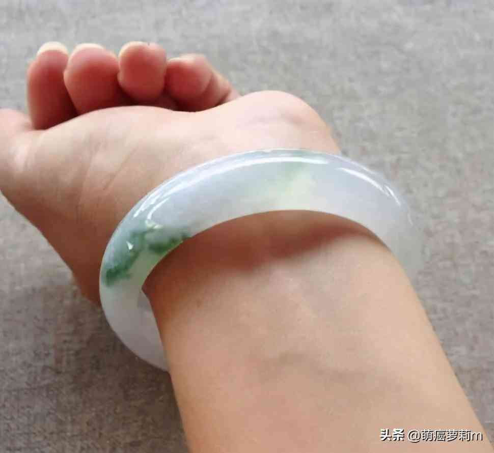 翡翠手鐲的功效和作用(翡翠手鐲真的對(duì)身體好嗎)插圖1