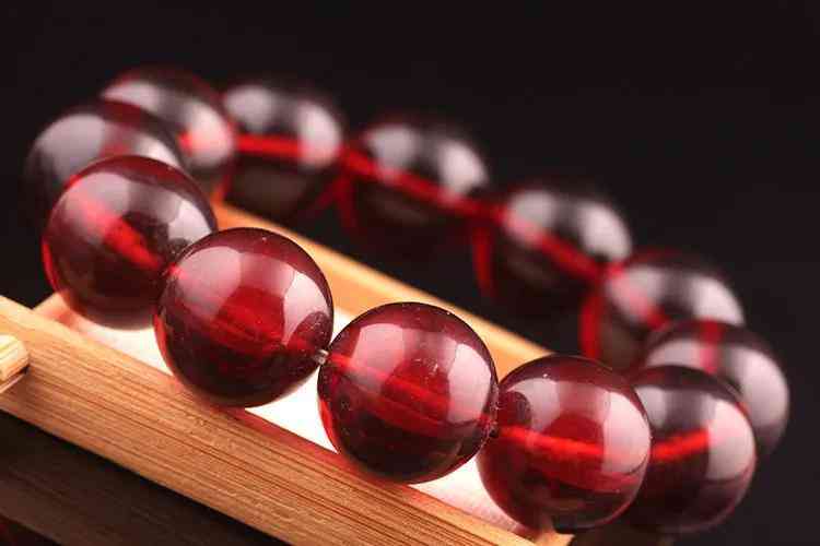 南紅與血珀哪個(gè)檔次高(南紅瑪瑙和血珀哪個(gè)好)插圖2