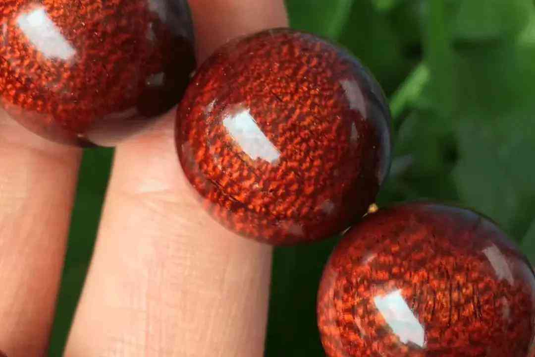 南紅與血珀哪個(gè)檔次高(南紅瑪瑙和血珀哪個(gè)好)插圖3