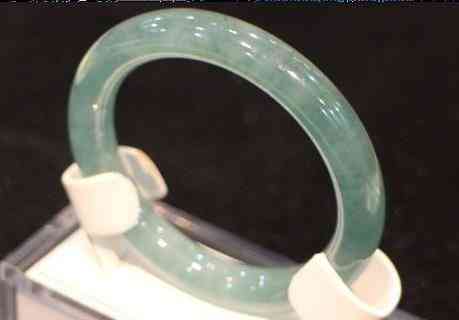 翡翠手鐲怎么鑒別好壞(翡翠手鐲怎么鑒別好壞視頻)