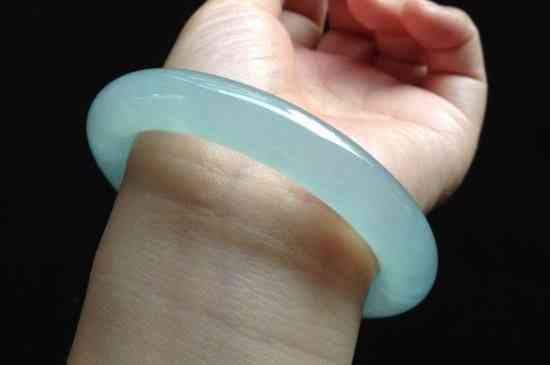 翡翠手鐲怎么鑒別好壞(翡翠手鐲怎么鑒別好壞視頻)插圖1