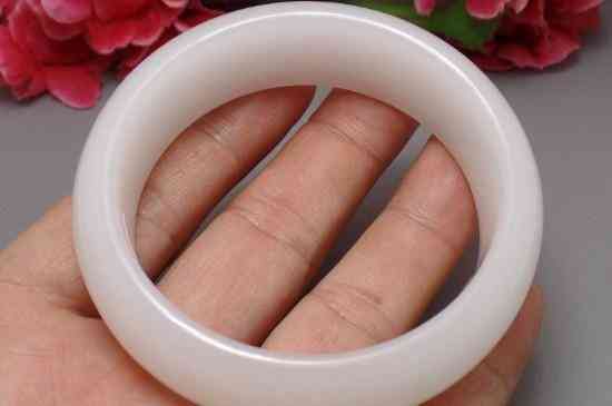 翡翠手鐲怎么鑒別好壞(翡翠手鐲怎么鑒別好壞視頻)插圖2