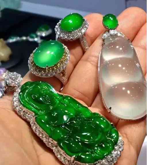 翡翠與和田玉哪個(gè)更有價(jià)值(翡翠和和田玉哪個(gè)養(yǎng)人)