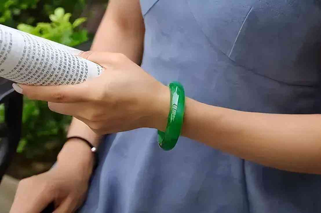 翡翠如何保養(yǎng)會越來越潤(翡翠怎么看值不值錢)