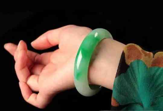 翡翠如何保養(yǎng)會(huì)越來(lái)越潤(rùn)(翡翠怎么看值不值錢)插圖2