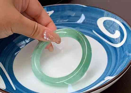 翡翠如何保養(yǎng)會(huì)越來(lái)越潤(rùn)(翡翠怎么看值不值錢)插圖3