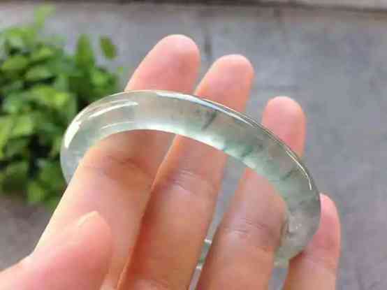 翡翠如何保養(yǎng)會(huì)越來(lái)越潤(rùn)(翡翠怎么看值不值錢)插圖4