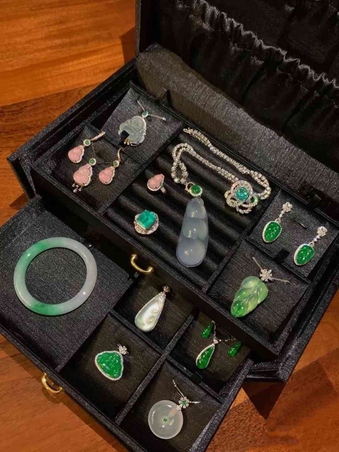 玉和翡翠有什么區(qū)別(玉和翡翠有什么區(qū)別哪個價值大一點)插圖1