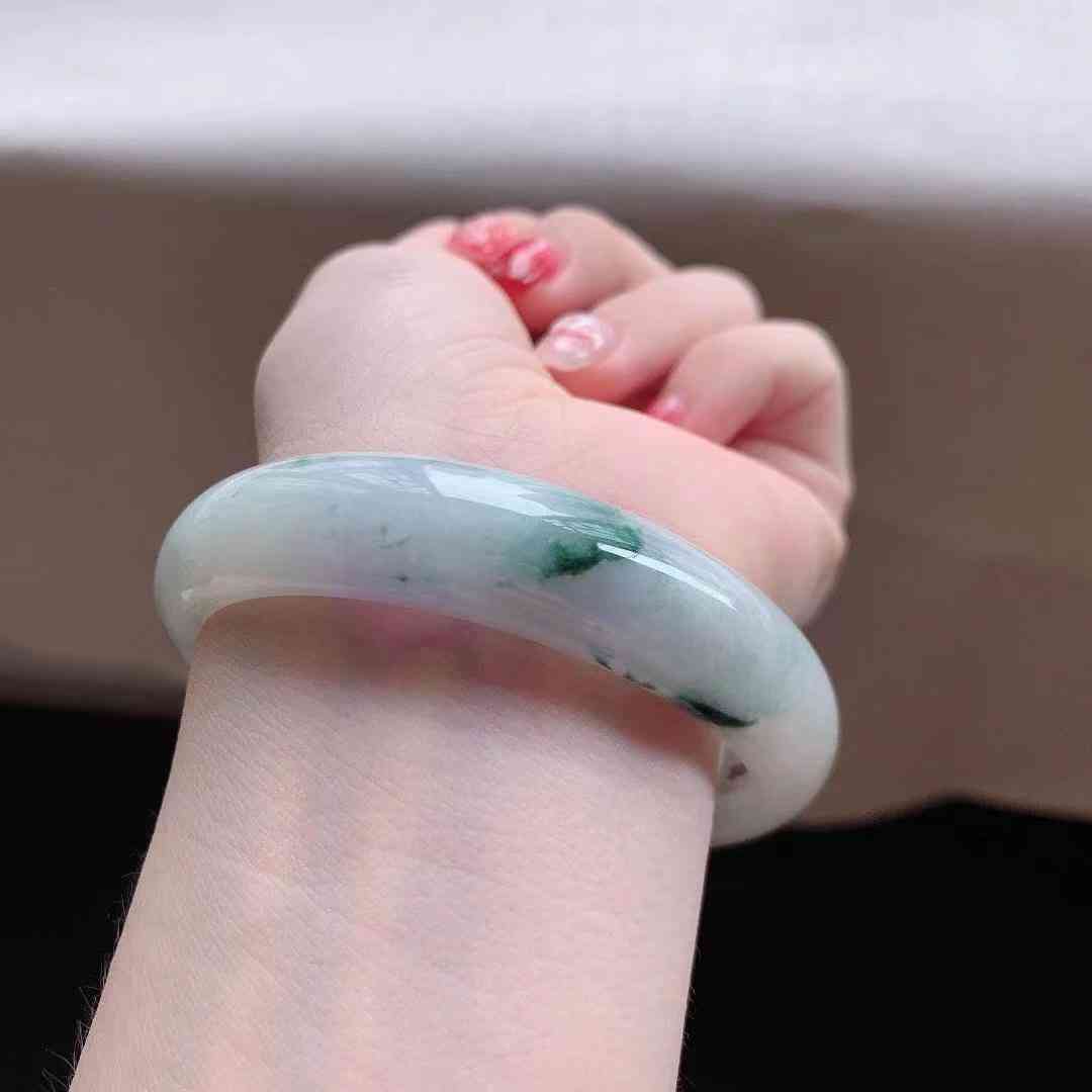 玉和翡翠有什么區(qū)別(玉和翡翠有什么區(qū)別哪個價值大一點)插圖2