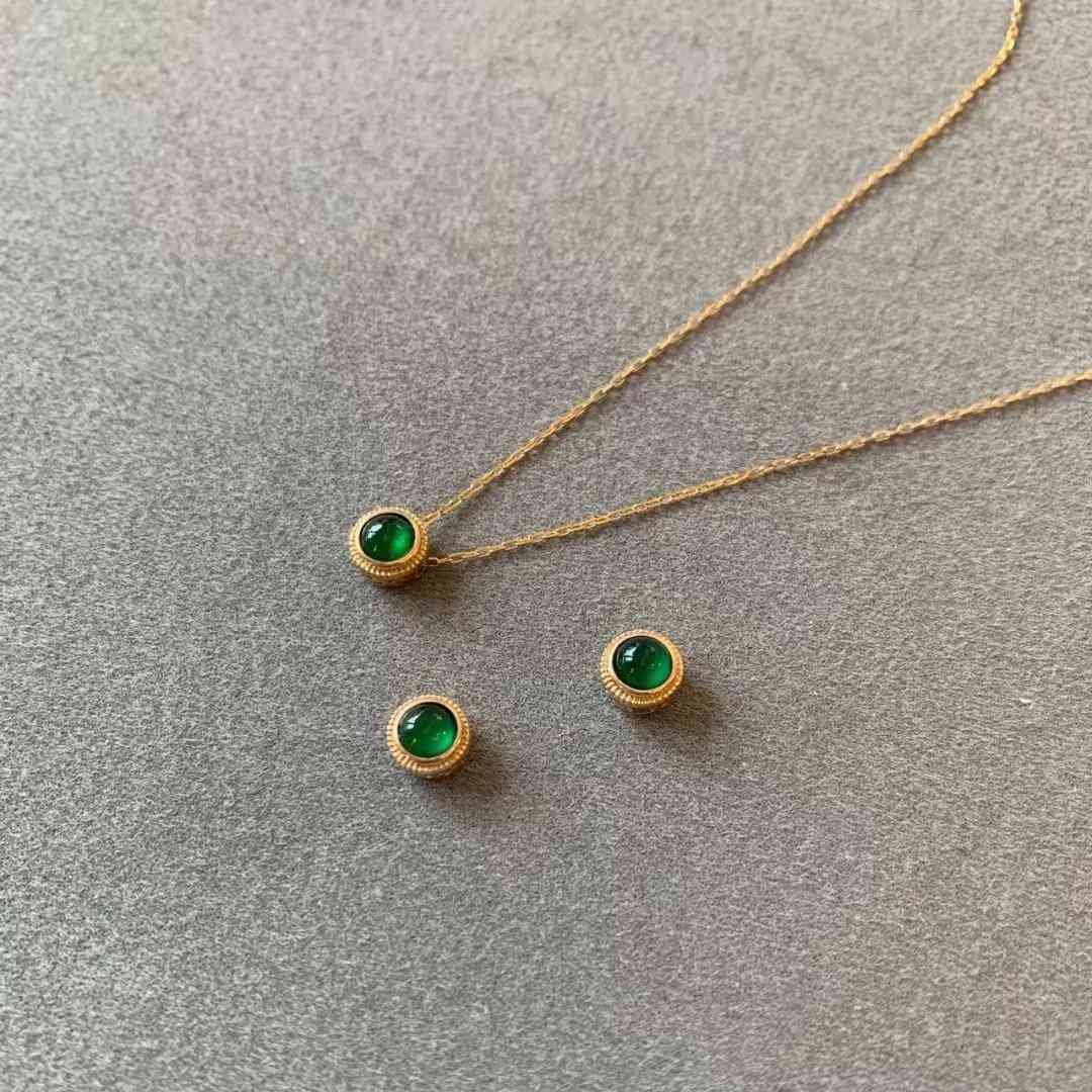 玉和翡翠有什么區(qū)別(玉和翡翠有什么區(qū)別哪個價值大一點)插圖4