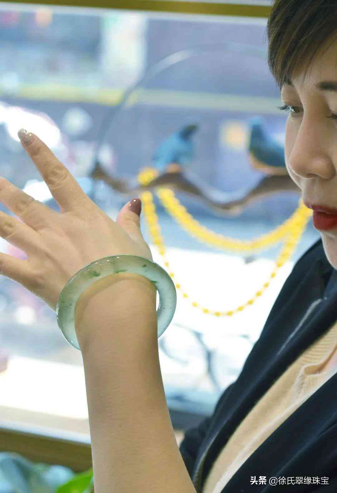 玉鐲子裂縫還能養(yǎng)人嗎(玉鐲裂了還能養(yǎng)人嗎)