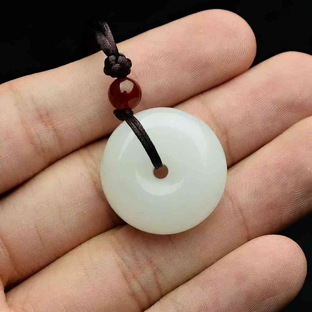 石英巖玉和翡翠哪個好(石英巖玉是翡翠嗎)插圖1