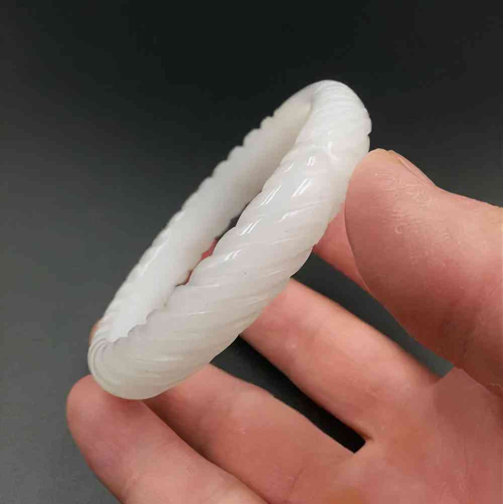 石英巖玉和翡翠哪個好(石英巖玉是翡翠嗎)插圖5