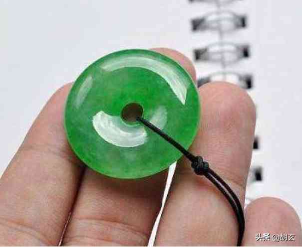 翡翠吊墜真假鑒定方法簡(jiǎn)單(翡翠鑒別最簡(jiǎn)單方法水泡)插圖1