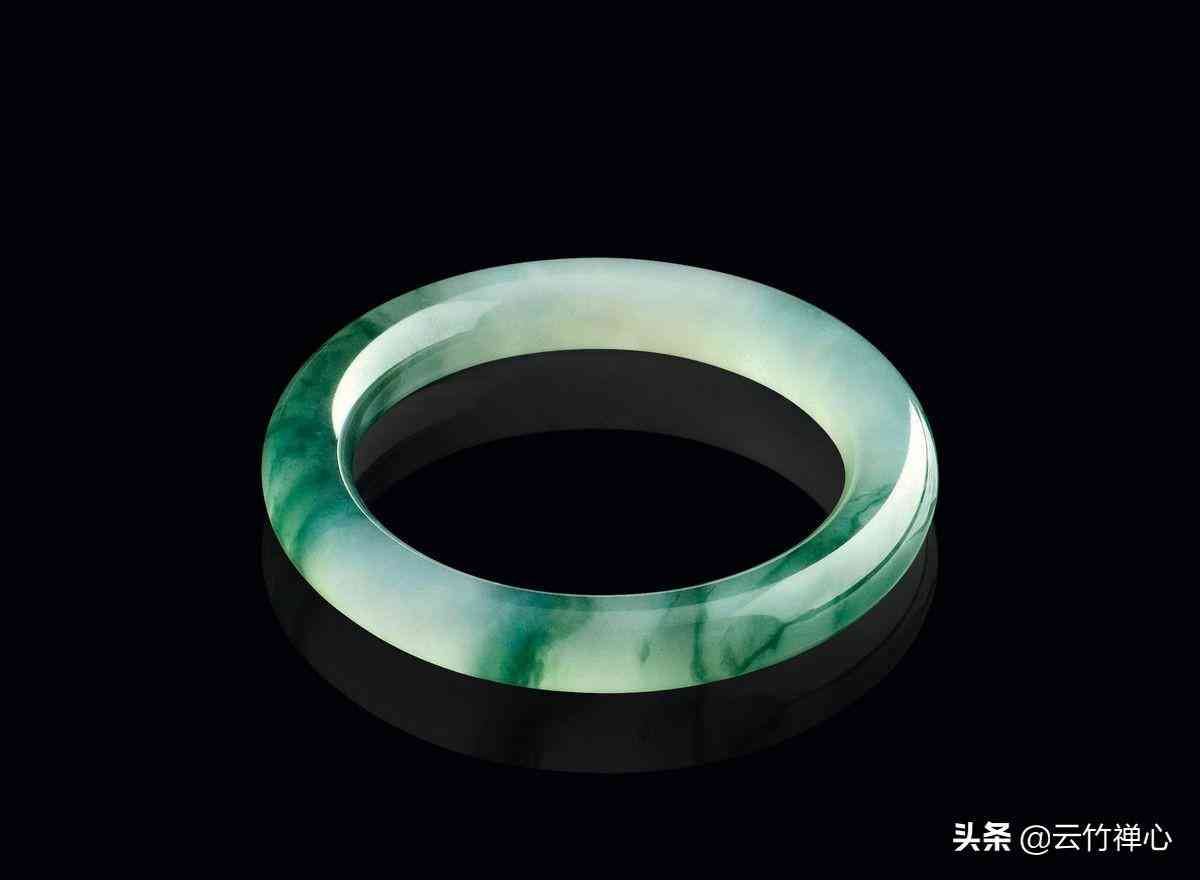 翡翠鑒別最簡單最直接的方法(用手機(jī)燈光鑒別翡翠)插圖1