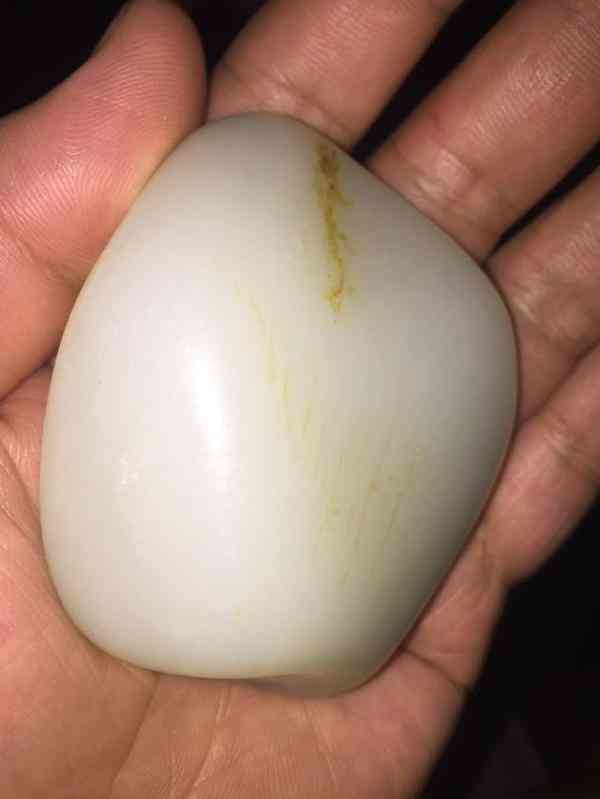 白玉手鐲怎么辨別真假(白玉手鐲怎樣辯真假)