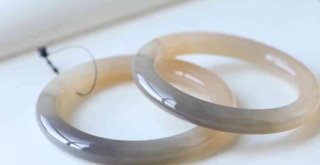 玉手鐲真假鑒定(玉手鐲辨真假)插圖1