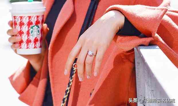 女生故意食指戴戒指給你看(女生故意食指戴戒指給你看什么意思)插圖5