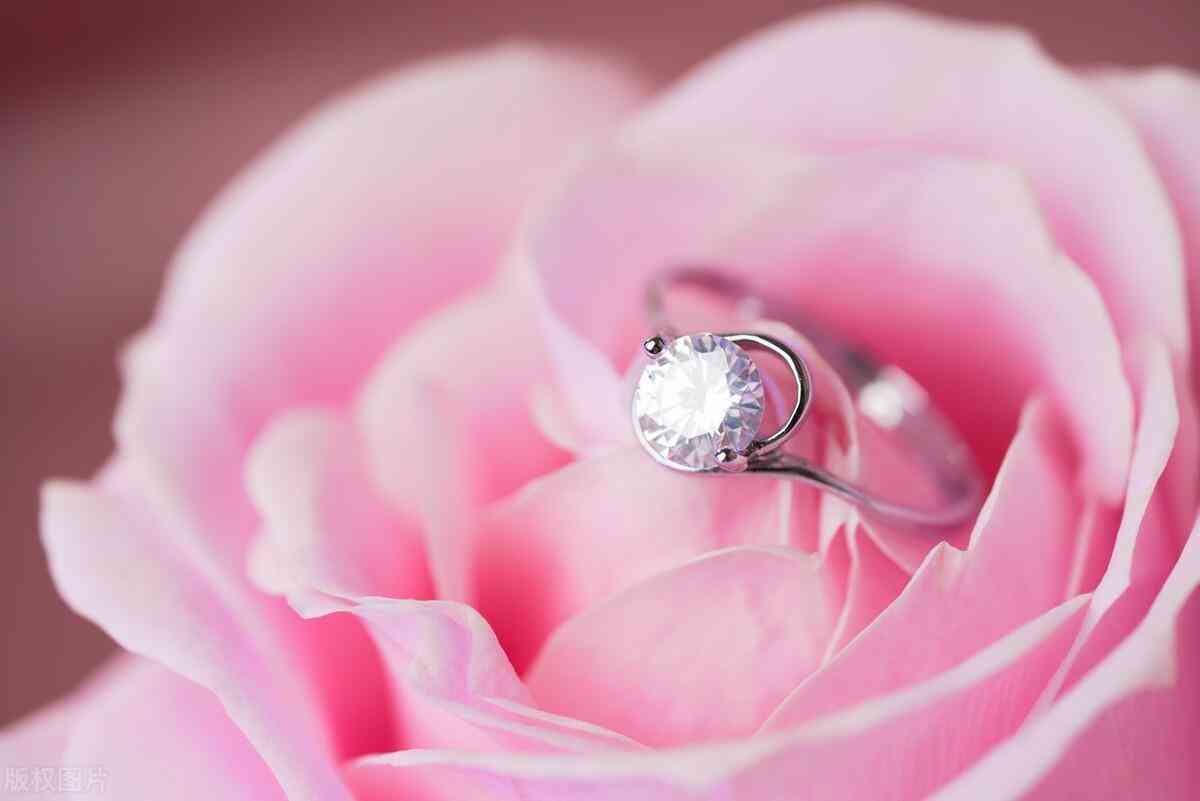 周大福2克拉鉆戒大概多少錢(周大福2克拉鉆戒多少錢大約)