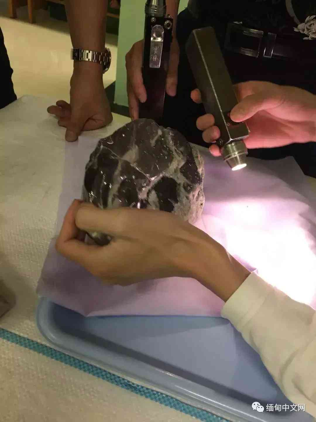 緬甸翡翠原石直播(緬甸翡翠視頻直播)插圖1