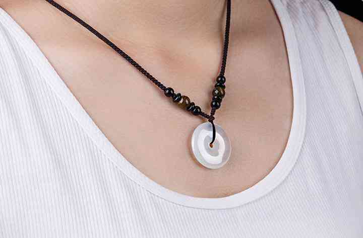 翡翠玉鐲怎么保養(yǎng)才能變得透亮(用手機(jī)燈光鑒別翡翠)