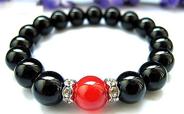 黑瑪瑙的功效與作用(黑曜石的功效與作用佩戴禁忌)