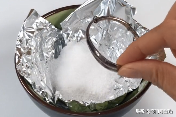 銀鐲子變黑怎么清洗(怎樣清洗銀手鐲)