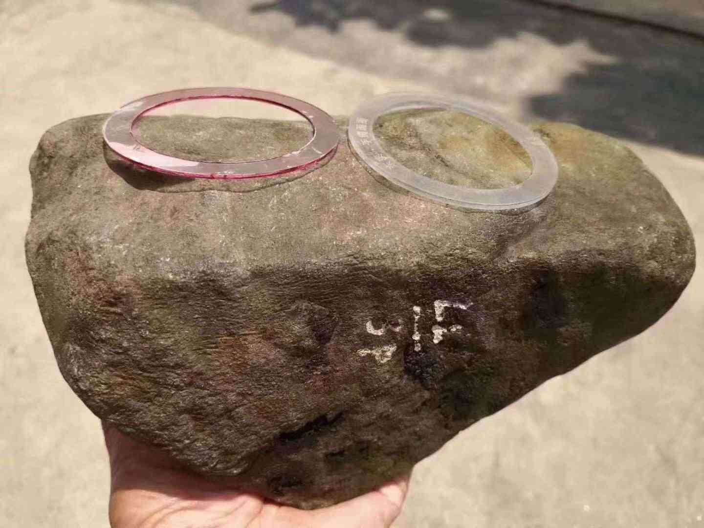 翡翠原石皮殼大全(翡翠原石多少錢一公斤)插圖1