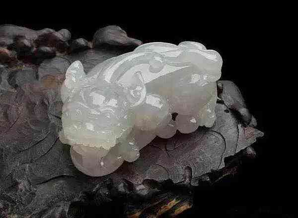 翡翠貔貅吊墜的佩戴方法(翡翠貔貅吊墜大全)插圖2