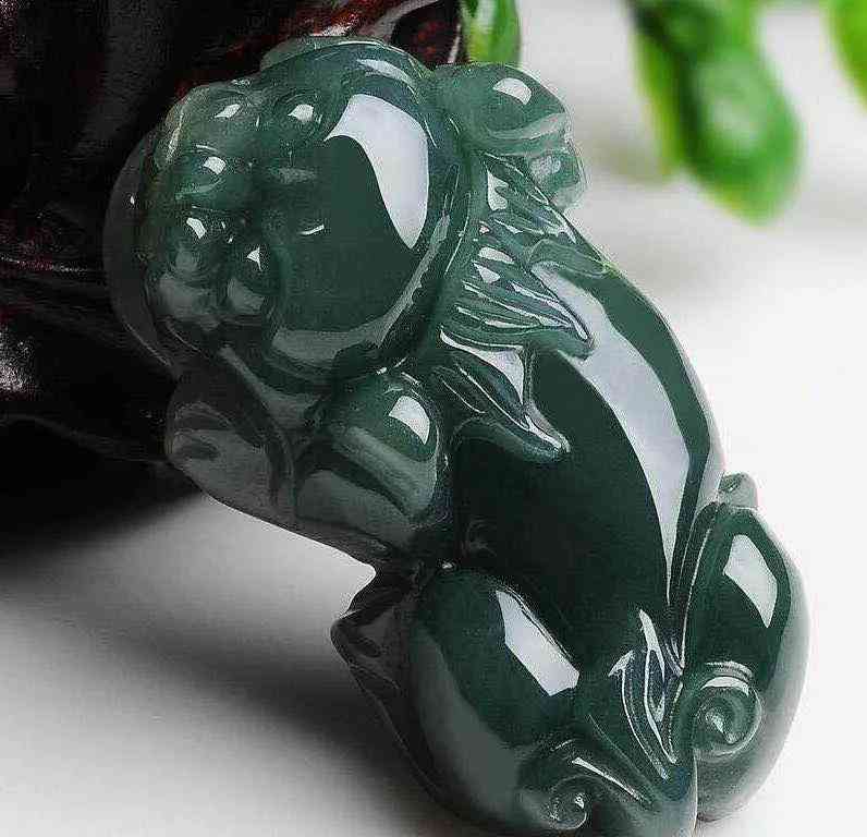 翡翠貔貅吊墜的佩戴方法(翡翠貔貅吊墜大全)插圖3