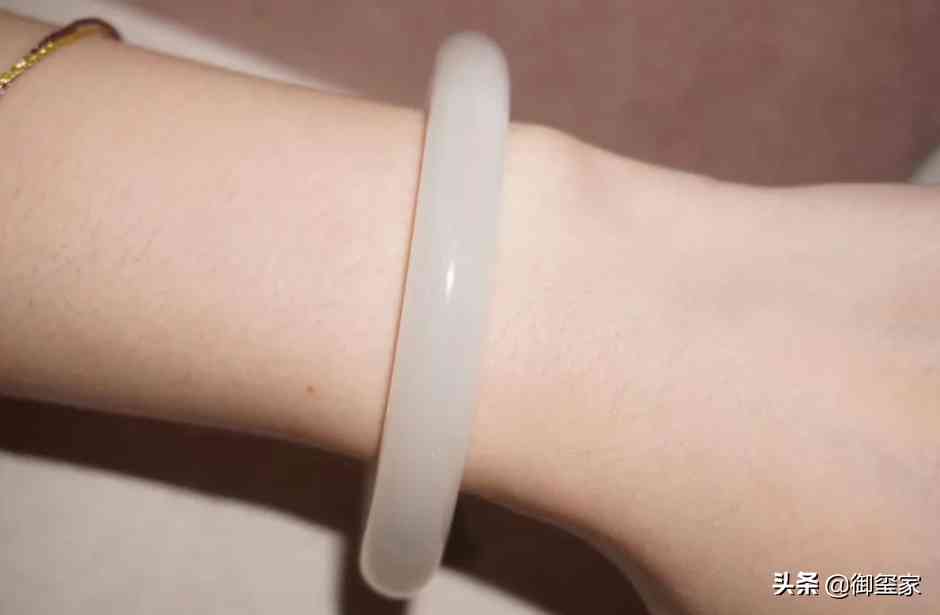 和田玉的手鐲多少錢(和田玉的手鐲多少錢一只)插圖1