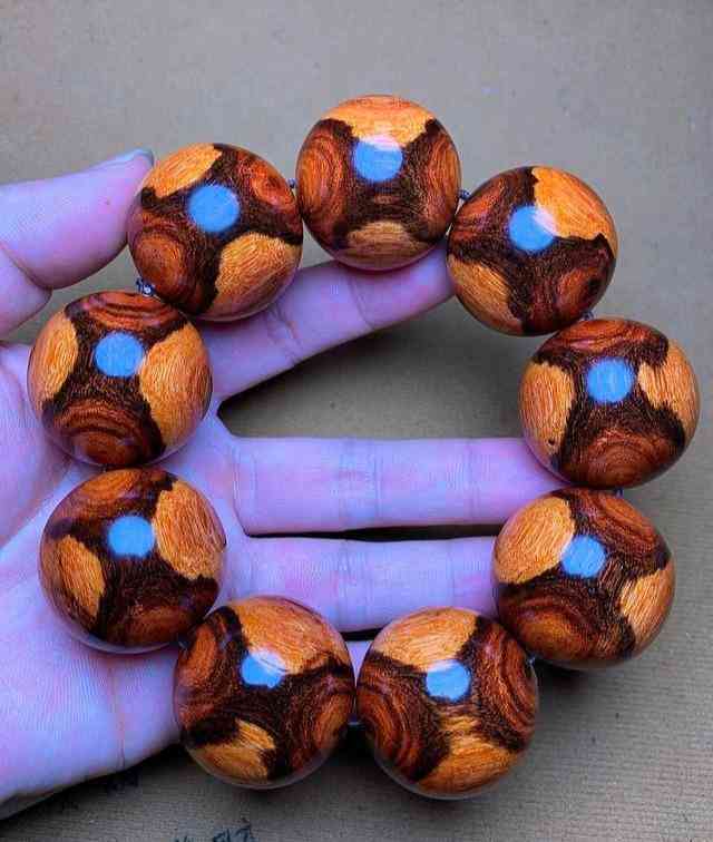 海南黃花梨手串價格(海南黃花梨手串真假辨別)