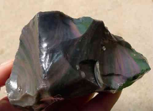 冰種黑曜石和玻璃區(qū)別(冰種黑曜石價格一般在多少)