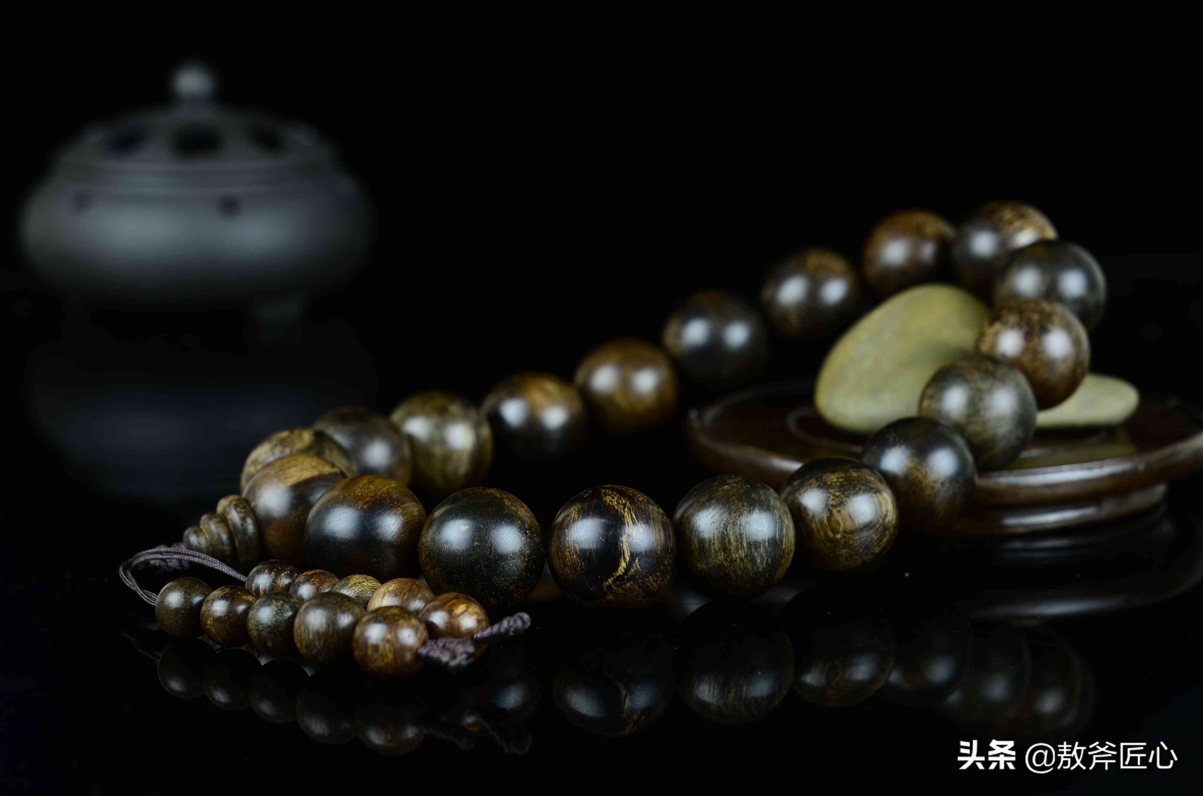 沉香手串的正確盤法(沉香鑒別真假只需3秒)