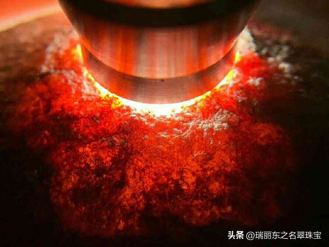 翡翠原石打燈怎么看種水(網(wǎng)上直播賣翡翠原石是真的嗎)