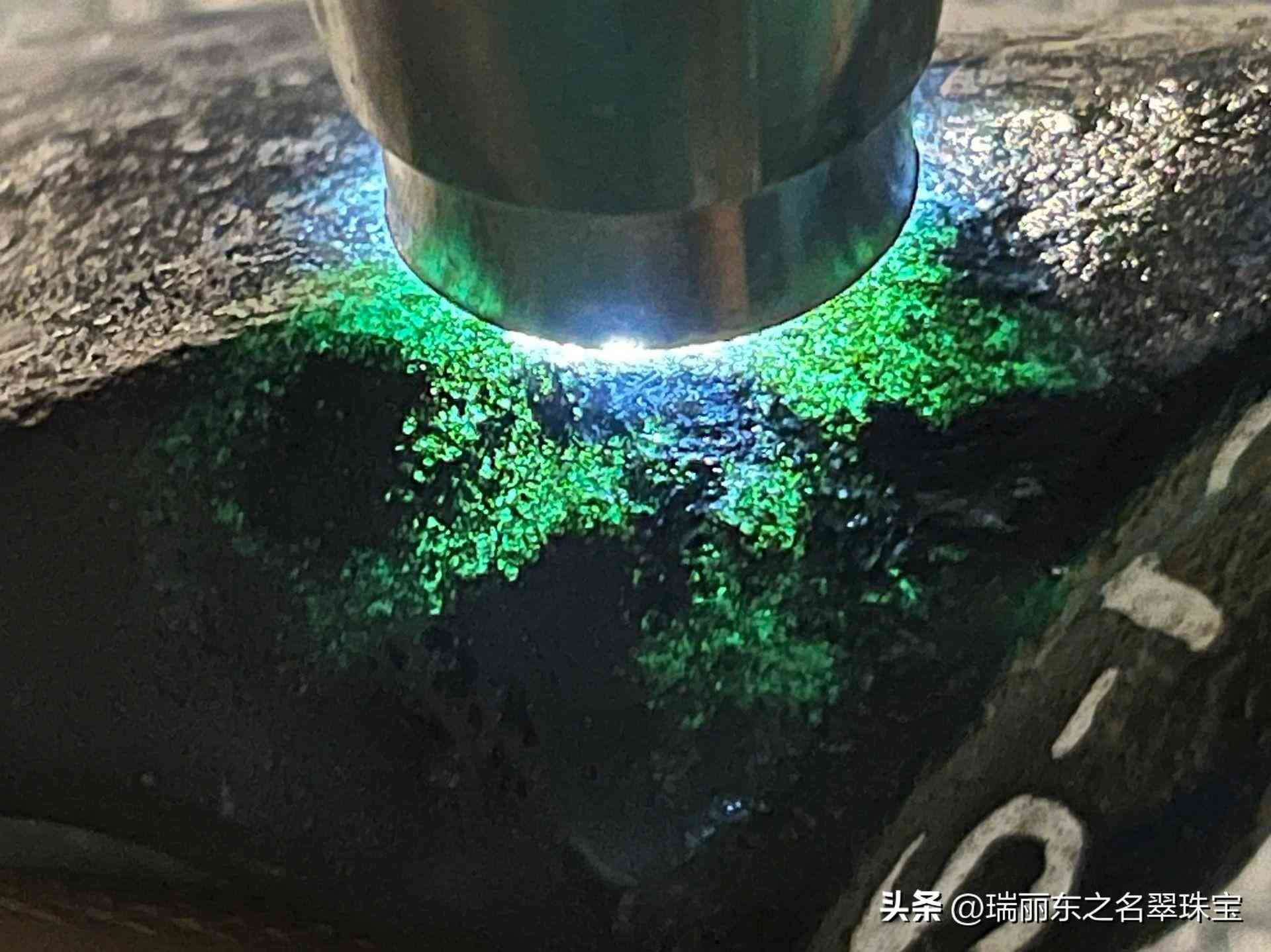 翡翠原石打燈怎么看種水(網上直播賣翡翠原石是真的嗎)插圖1