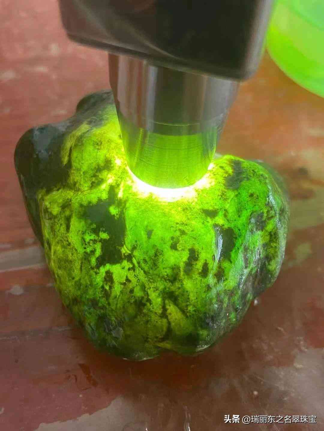 翡翠原石打燈怎么看種水(網上直播賣翡翠原石是真的嗎)插圖2