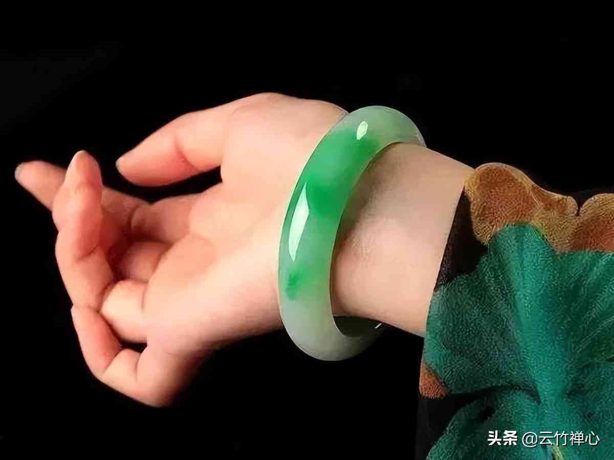 翡翠入門級(jí)知識(shí)大全(怎樣選翡翠手鐲最好的方法)