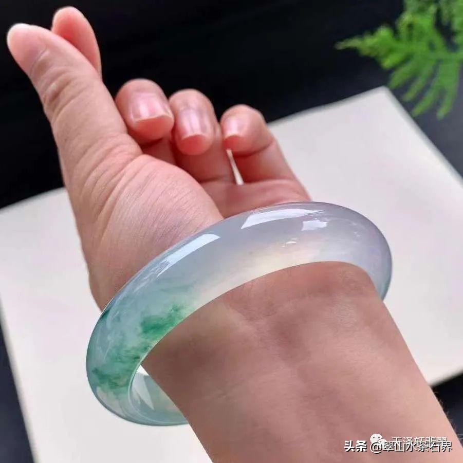 翡翠手鐲價(jià)格(翡翠手鐲糯種價(jià)格)插圖5