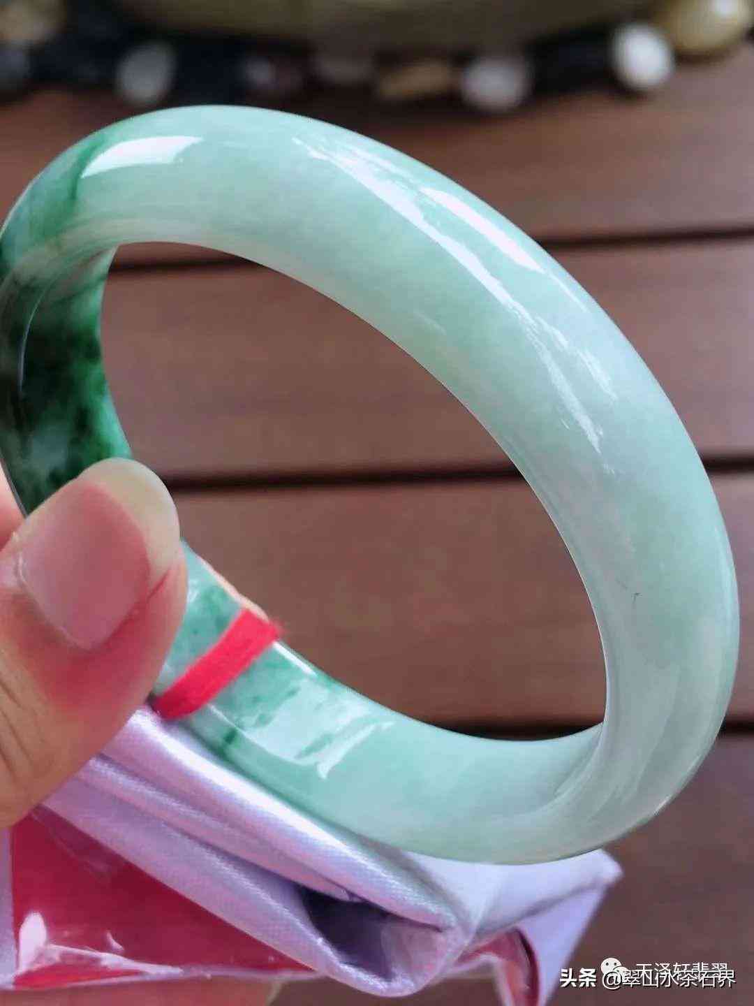 翡翠手鐲價(jià)格(翡翠手鐲糯種價(jià)格)插圖7