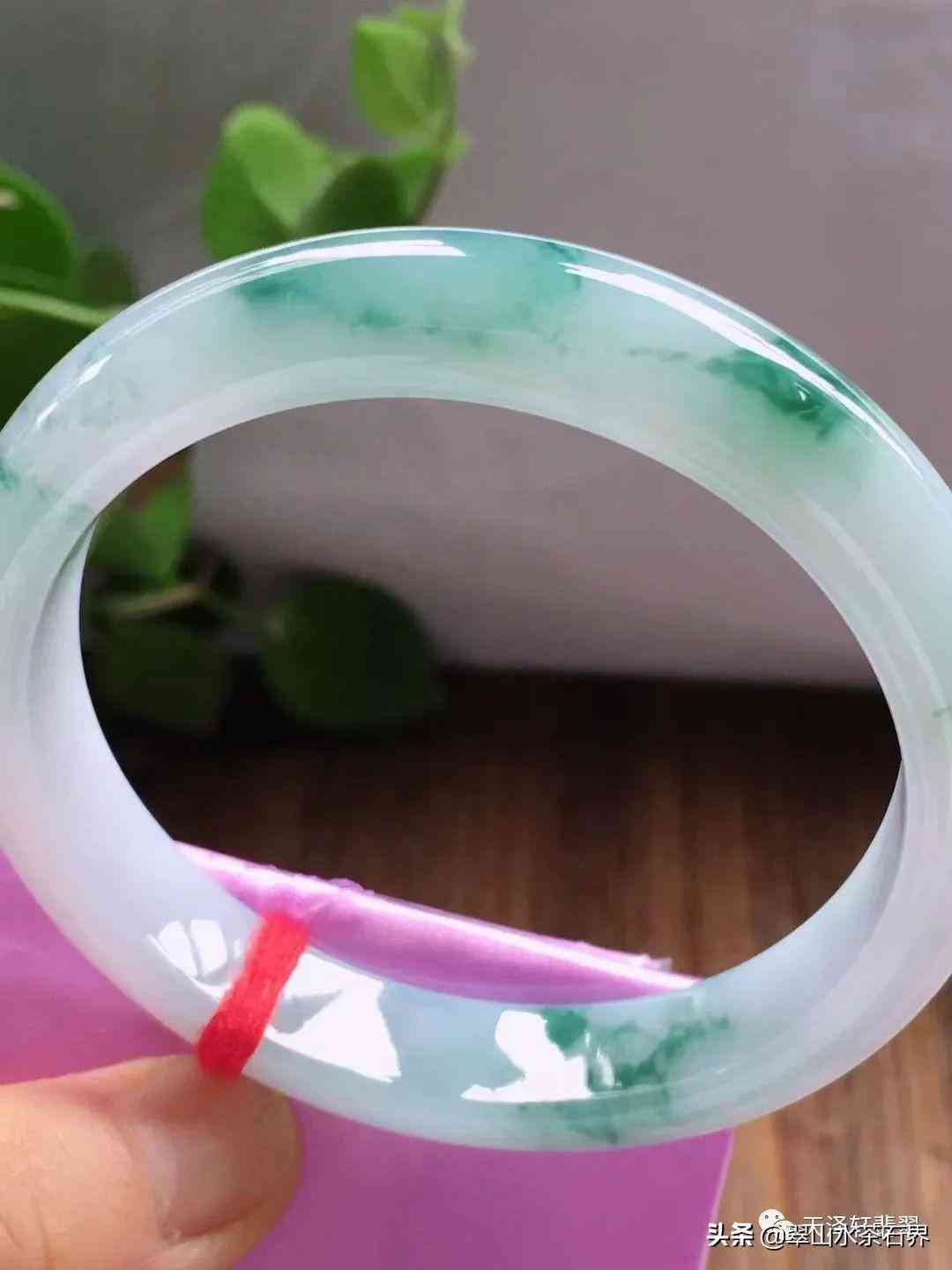 翡翠手鐲價(jià)格(翡翠手鐲糯種價(jià)格)插圖8