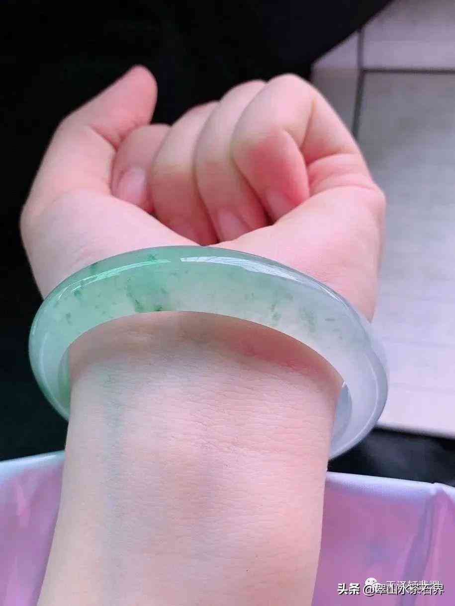 翡翠手鐲價(jià)格(翡翠手鐲糯種價(jià)格)插圖12