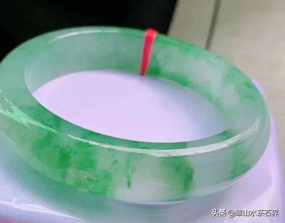 翡翠手鐲價(jià)格(翡翠手鐲糯種價(jià)格)插圖13