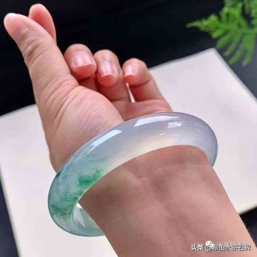 翡翠手鐲價(jià)格(翡翠手鐲糯種價(jià)格)插圖15