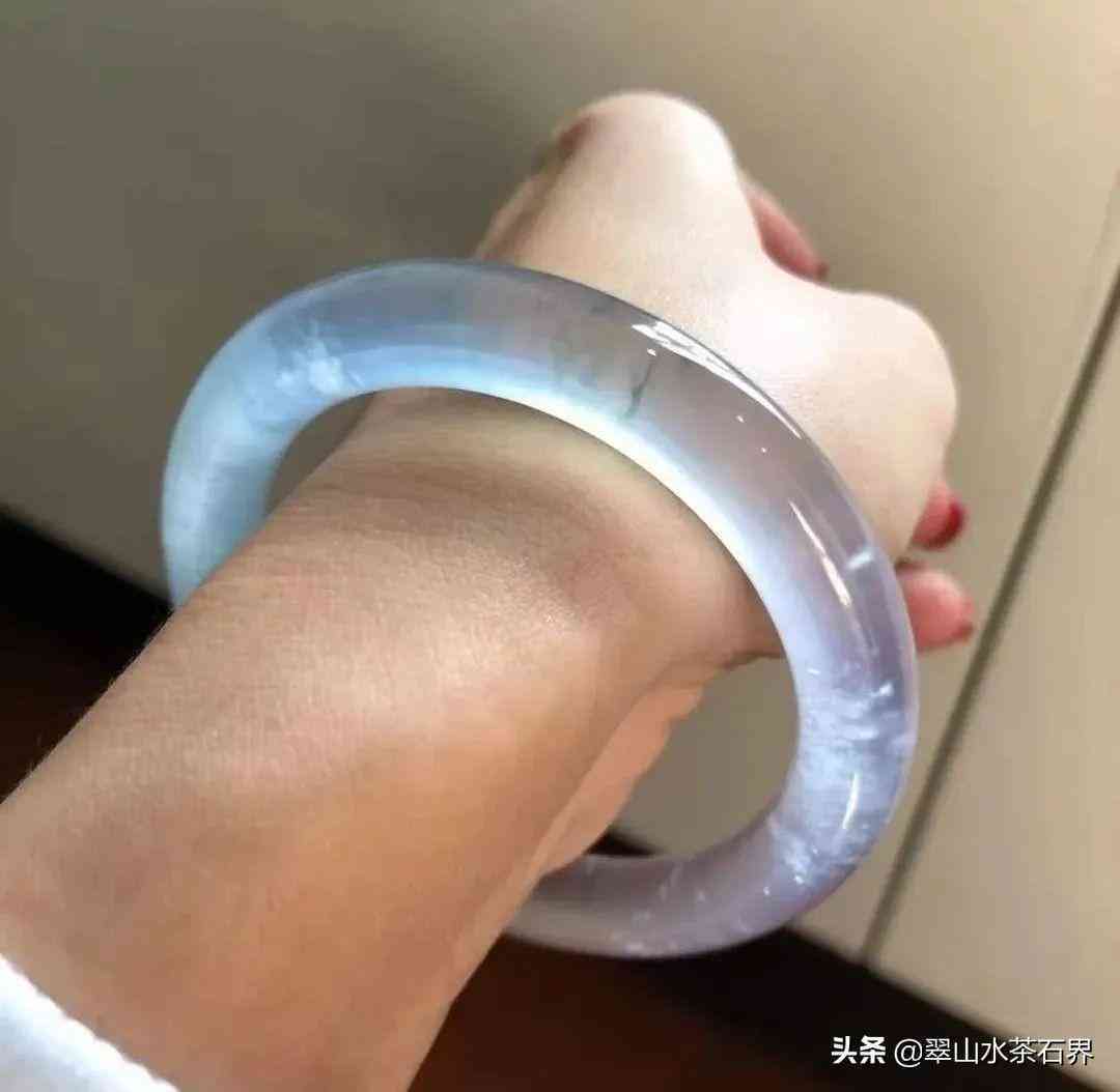 翡翠手鐲價(jià)格(翡翠手鐲糯種價(jià)格)插圖16