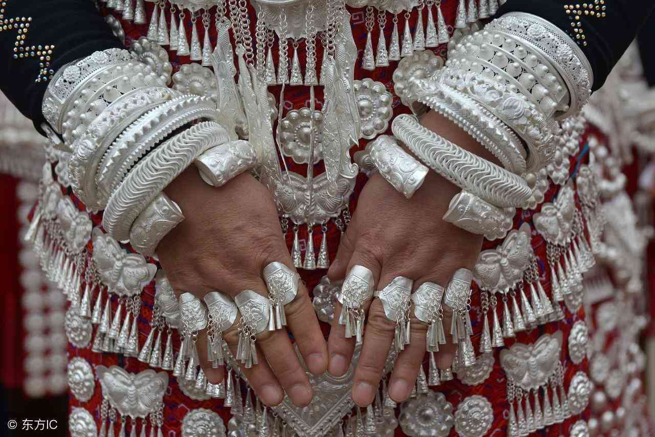 銀子最簡(jiǎn)單的鑒別方法(銀飾為什么鹽水一泡就很亮了)